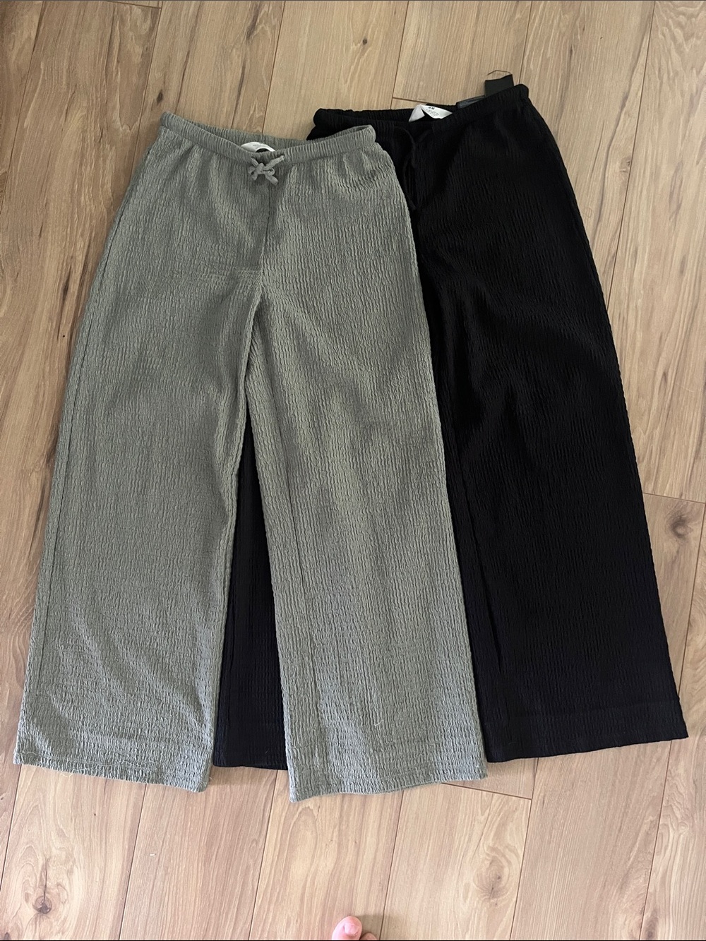 H&M Kids Ribbed Wide-Leg pants. Olive Green & Black